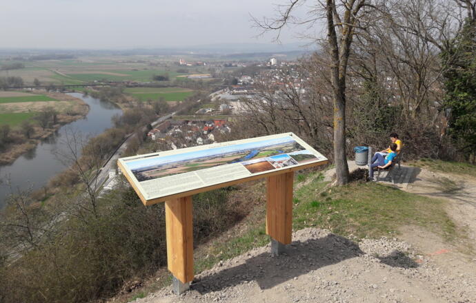 Aussichtspunkt mit Panoramatafel am Abstiegsweg