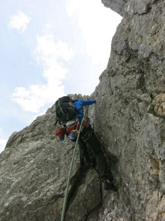 Rissüberhang oberhalb von plattigem Absatz