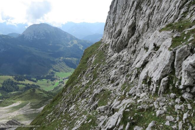 Und auch zum Rötelstein, diesmal von der anderen Seite. Und die Graskante entpuppt sich als schmales Band. Zwar ausgesetzt, aber trotzdem lässt es sich gut begehen