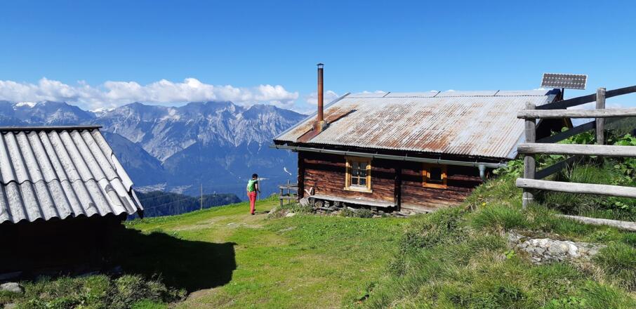 Die Markisalm (1869 m). Hinten der Bettelwurf.