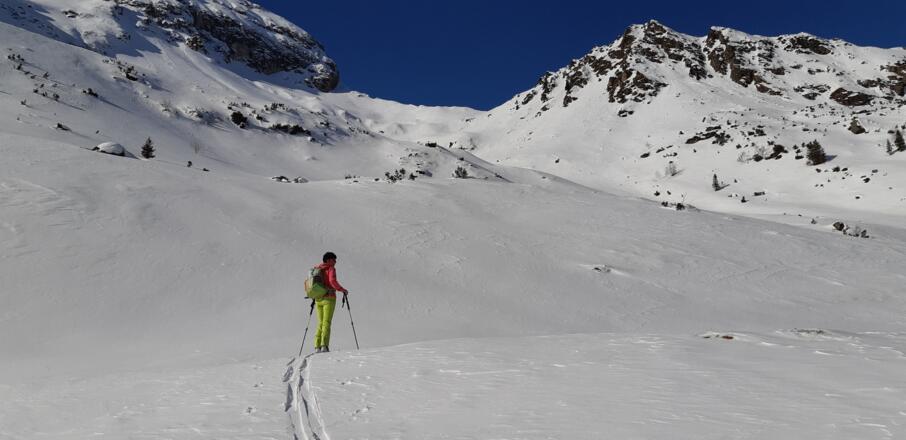 Der erste Steilhang ist überwunden, der Blick auf das Tourenziel wird frei.