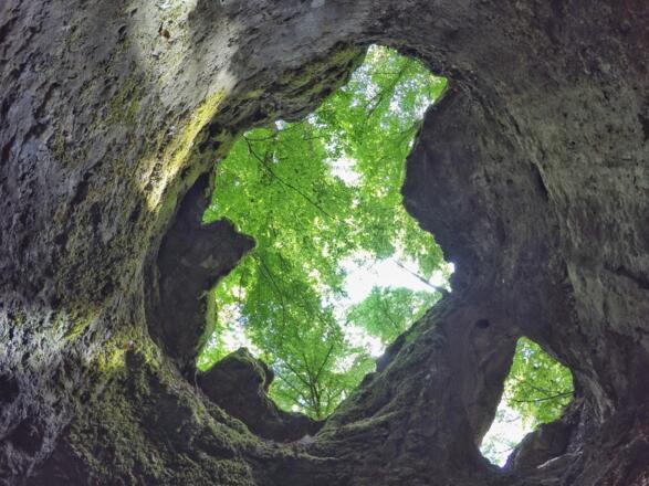 Blick aus dem Einstiegsschacht der Geißlochhöhle