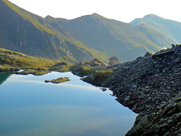 Idyllisch liegt die Erlanger Hütte am Wettersee