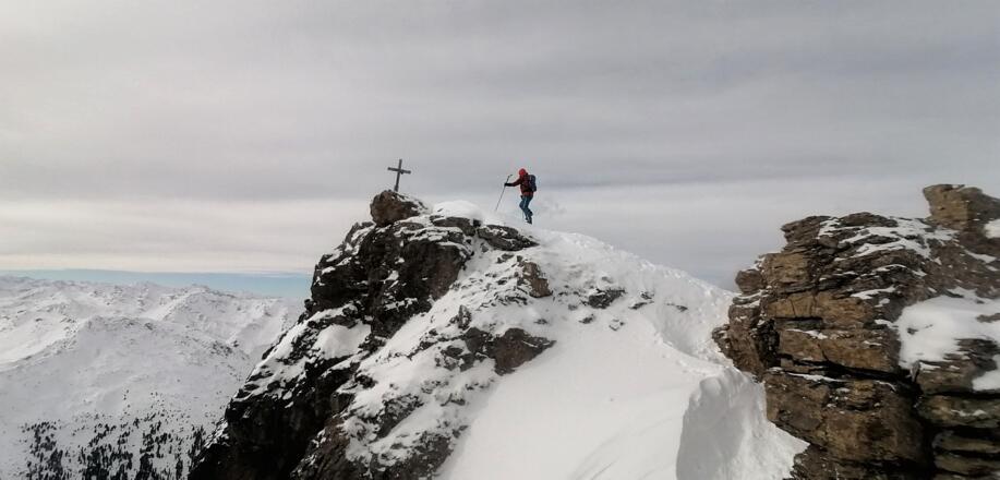Die letzten Meter zum Gipfel der Eiskarspitze (2611 m).