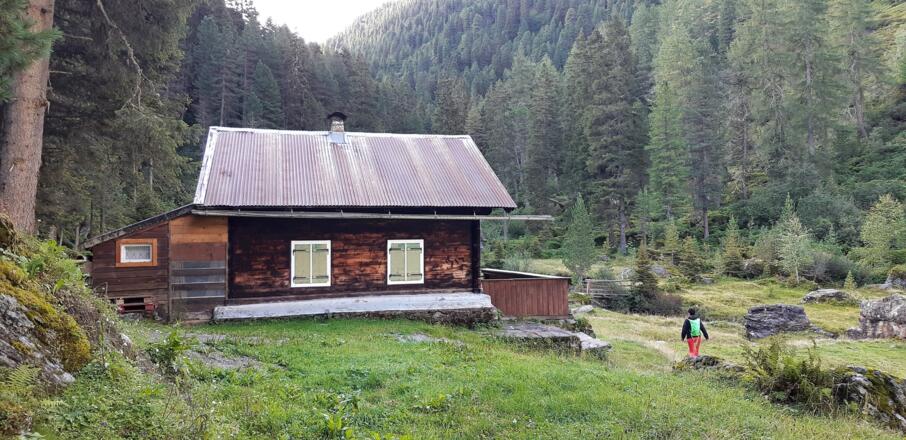Die Jagdhütte am Voldertalbach in Schwarzbrunn.