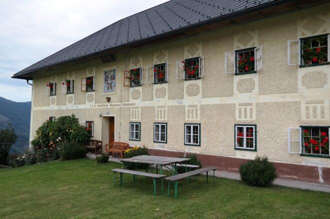 Der Kronbauer, ehemals Jausenstation, an einem wunderbar aussichtsvollen Platz gelegen.