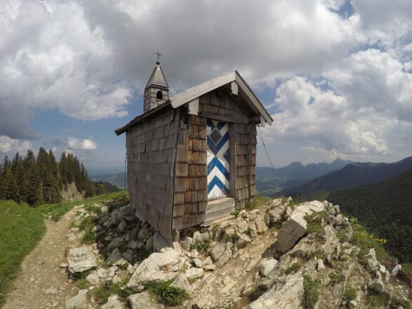 Die kleine Kapelle auf dem Rücken gegenüber vom Brecherspitz