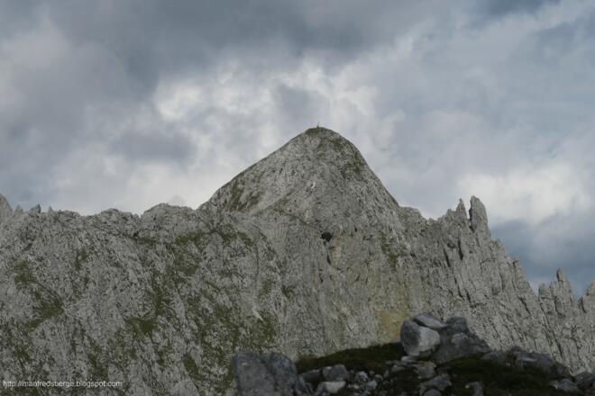 Die Großwand gezoomt, da ist auch gerade wer oben. Ich errinnere mich gerne daran, als ich oben gestanden bin. Da gibt es eine Betonsäule oder -sockel, die liegend als Bank umfunktioniert wurde