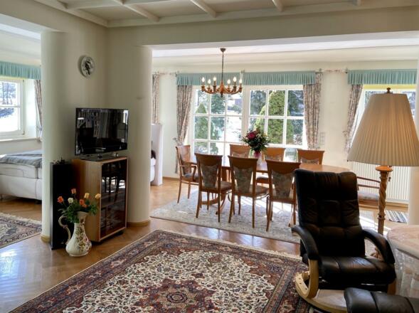 Wohnzimmer mit Esstisch