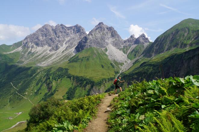 Aussicht vom Älpelesattel auf die Gipfel Großer-, Hinterer- und Kleiner Wilder sowie auf die Höllhörner (v. l. n. r.)