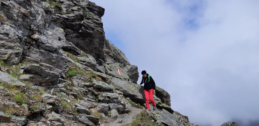 Im unteren Teil wird der Grat steiler und ausgesetzter.