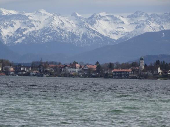 Zoomblick vom Bernrieder Park über Seeshaupt ins Karwendel
