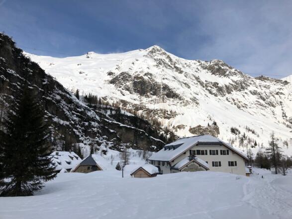 Sonnblickbasis Naturfreundehaus mit Hocharn im Hintergrund