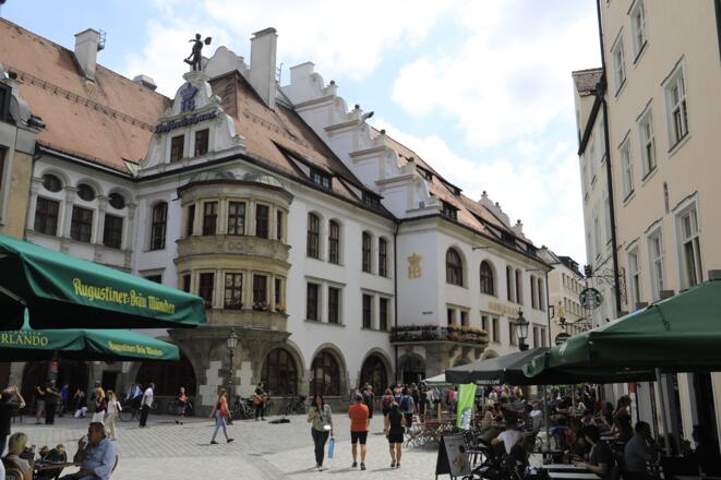 (5) Hofbräuhaus: &quot;In München steht ein...&quot; Das kennt jeder. Hier tummeln sich Touristen aus aller Welt neben urbayerischen Stammtischlern.
