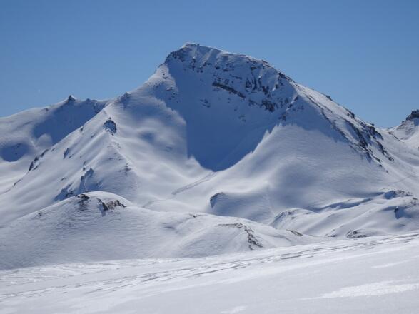 vis a vis der Piz Davo Lais (3026) mit unseren Spuren vom Vortag