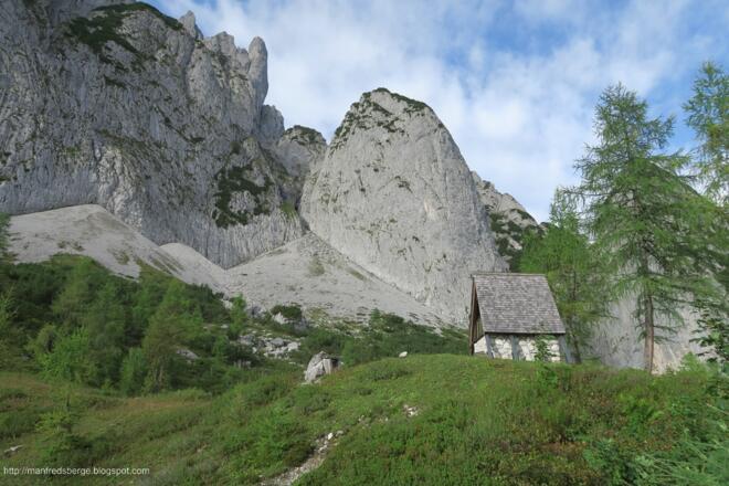 Die Gedenkstätte mit dem mächtigen Linzerturm