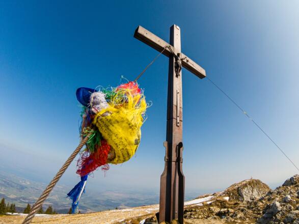 Gebetsfahnen am Gipfelkreuz des Hochgern.