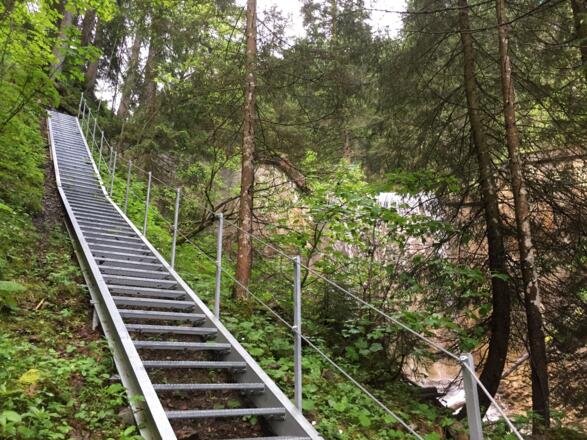 Über die Metallstufen führt der kurzweilige Tobelweg