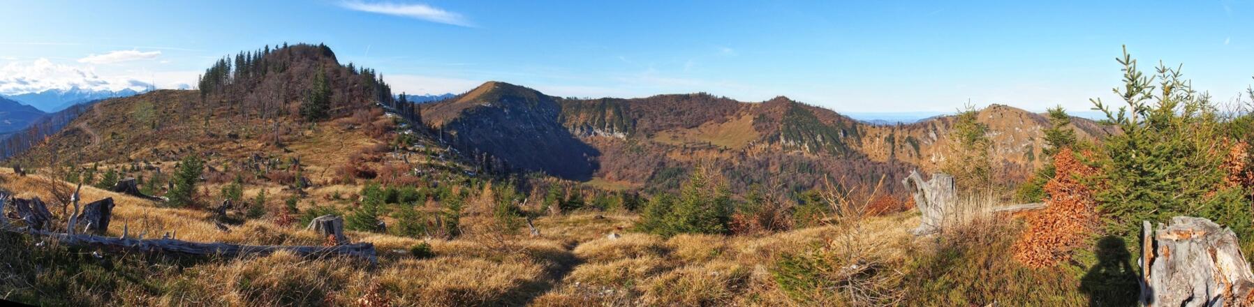 Panorama: vom Ennsberg (der Aufbau links) bis zum Burgspitz (rechts), dahinter ist das Tote Gebirge sichtbar