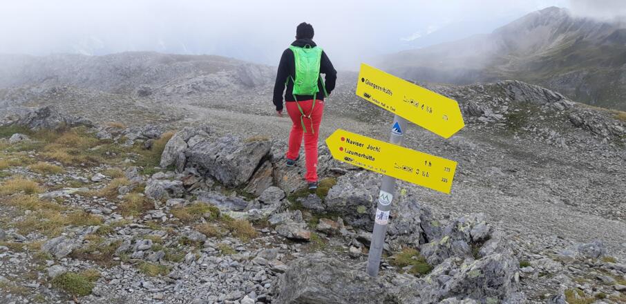 Wegweiser auf der Grafmartspitze - Naviser Jöchl, unser nächstes Ziel.