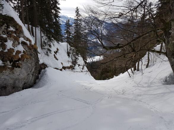 Bei 1300 m erreicht man einen breiten Graben.