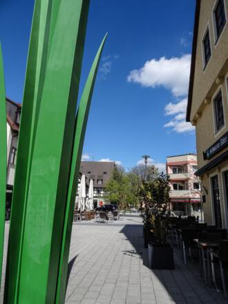 Grashalmskulptur am Pfinzingplatz in Feucht