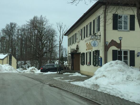 Bräustüberl Valley, Eingang 3 Stufen