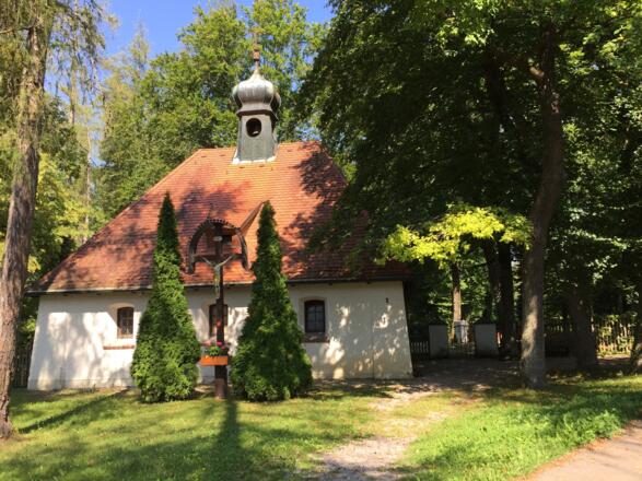 rechts offizieller Radweg, links Schotterweg nach Inning