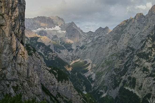 Im Abstieg vom Hupfleitenjoch ins Höllental: Blick zur Zugspitze
