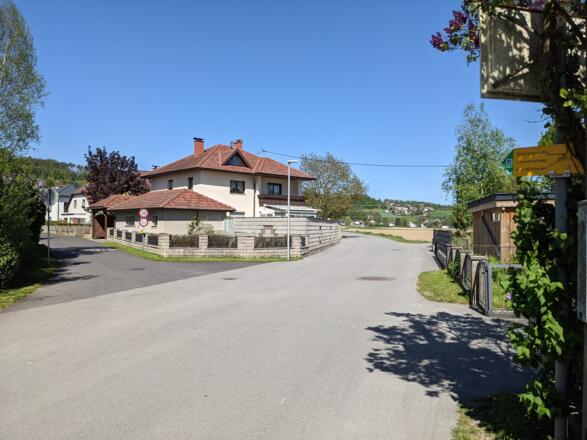 Bei der Kreuzung geht es nach links durch die Siedlung