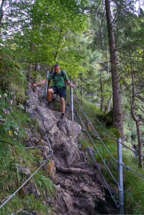Steig am Hölltobel-Wasserfall