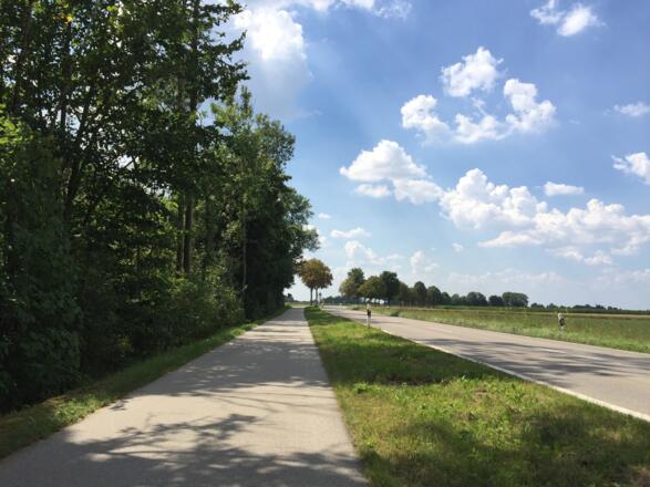 breiter Radweg nach Siegertsbrunn