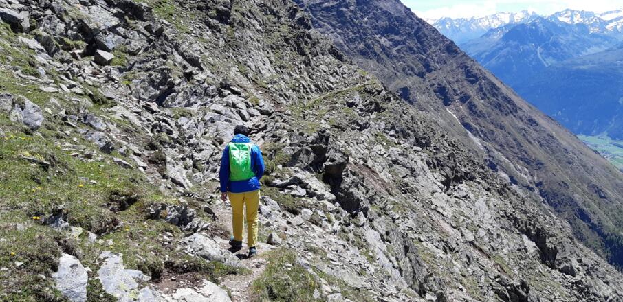 ... den steilen und felsigen Grat herum (Trittsicherheit erforderlich!) in eine ...