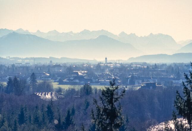 Blick auf Wolfratshausen. Im Hintergrund Jochberg und Karwendel