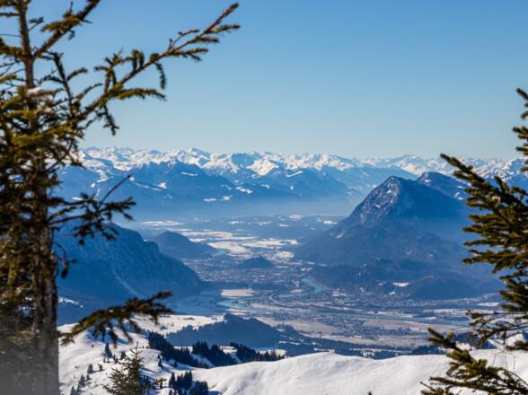 Weitblick über das Tiroler Inntal bis zu den Zillertaler Alpen am Horizont.