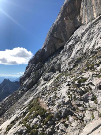 Querung unterhalb des Gipfels auf der Südseite (Steinschlaggefahr)