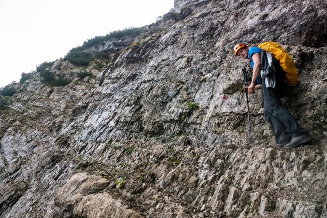 Über Felsbänder und kletterei bis zum II-Grat geht es nach oben. Mit einem 20m-Seil könnten man an den recht neu wirkenden Felsankern auch jemand rauf sichern