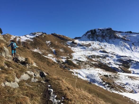 Hohe Matona. Weg verläuft unterhalb von links nach rechts im Schnee.