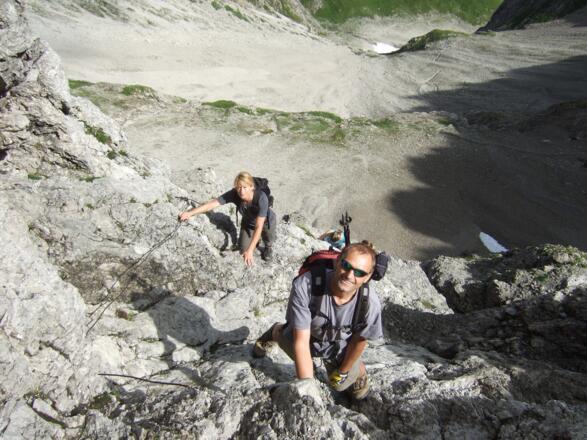 Blick von oben im AV-Steig - unten im Kar die Aufstiegsspuren