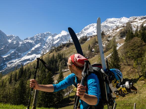 Mühsamer Gegenanstieg zurück zum Auto an der Roßfeld-Panoramastraße.