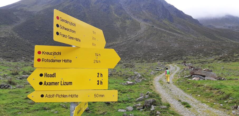 Weggabelung zum Sonntagsköpfl und Adolf-Pichler-Hütte. Wir bleiben rechts.
