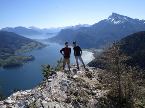 Am Drachenwand-Ostgipfel, im Hintergrund der Schafberg.