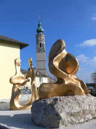 Gruber und Mohr tragen Maria und dem Kind „Stille Nacht“ vor. Skulptur am Start des Spaziergangs vor der Pfarrkirche.