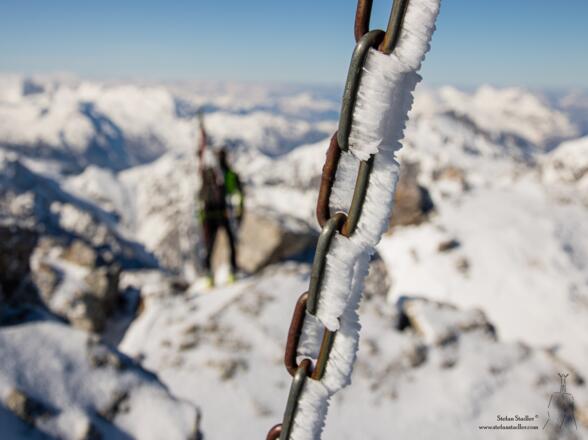 Anraum an der Kette des Gipfelkreuz.