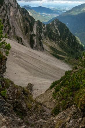 Blick von der Scharte nach Unten. Die "Schlüsselstelle ist geschafft aber es folgt noch einiges an leichterer kletterei