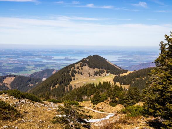 Von den ersten Metern an, zeigt sich ein schöner Blick auf den Chiemsee.