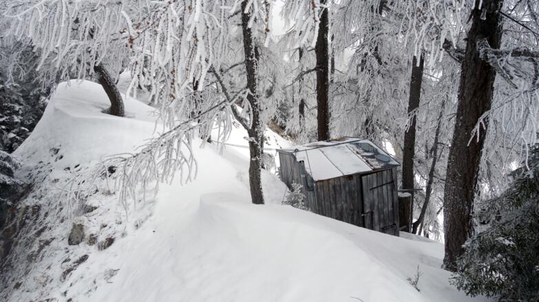 Jagdhütte am Verbindungsgrat ~1635m