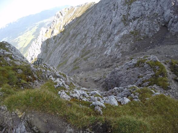 Blick in die steil abfallende &quot;Wanne&quot; beim Aufstieg
