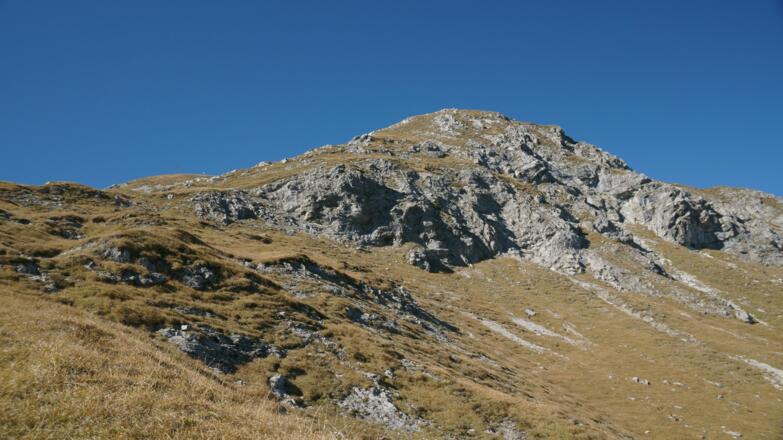 Das Kreuzjoch (links hinten) ist erstmals im Aufstieg zu sehen.