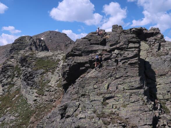 Eine Schlüsselpassage, im Aufstieg 2+.  In der Gegenrichtung seilt man hier ab.